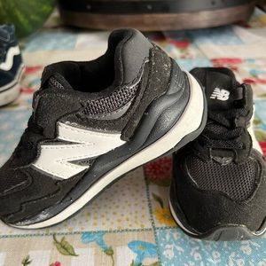 New balance tennis shoe for toddler size 6